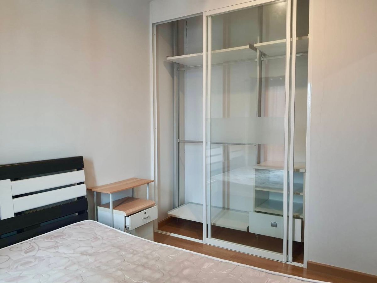 For RentCondoBang kae, Phetkasem : Room for rent, 35 square meters, swimming pool view, The Parkland Phetkasem Condo, next to Lak Song MRT.