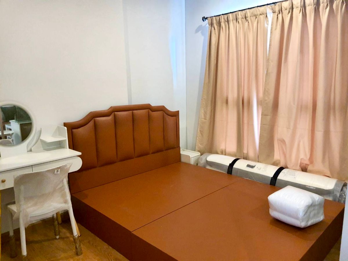For RentCondoBang kae, Phetkasem : Room for rent, 35 square meters, swimming pool view, The Parkland Phetkasem Condo, next to Lak Song MRT.