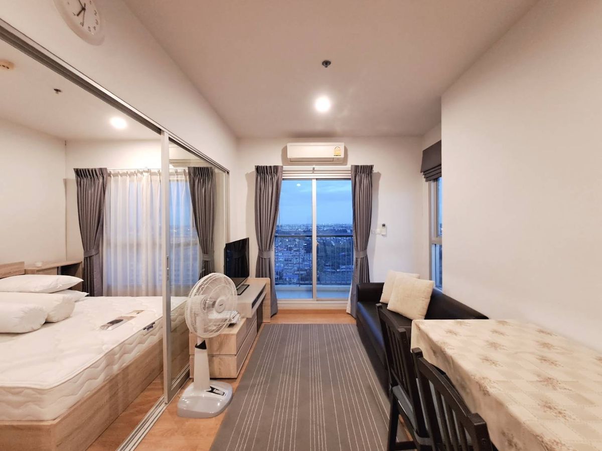 For RentCondoBang kae, Phetkasem : Room for rent, 35 square meters, swimming pool view, The Parkland Phetkasem Condo, next to Lak Song MRT.