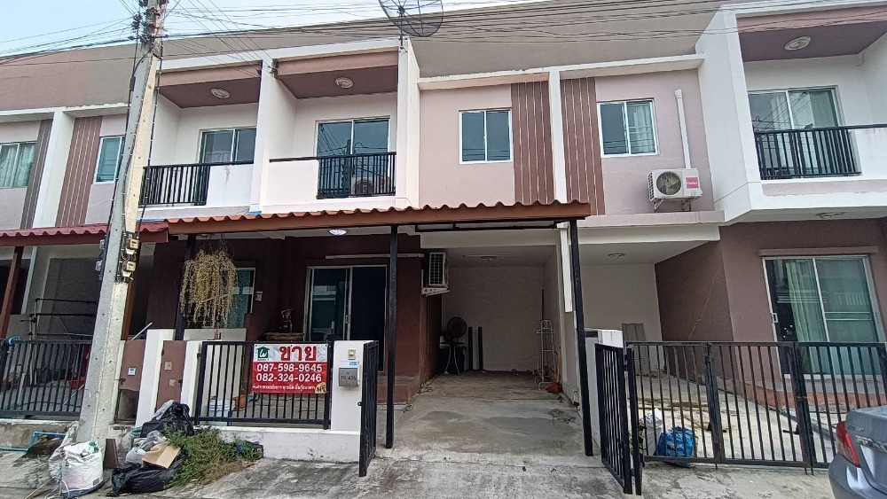 For SaleTownhomeRama 2, Bang Khun Thian : Two-storey townhouse for sale, 17.6 sq m., Dee Village, Bang Torad, Bang Torad Subdistrict, Mueang Samut Sakhon District. Located on Rama II Road, convenient to travel, selling below appraised price, selling very cheap, selling at a loss.
