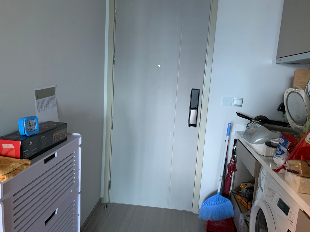 For RentCondoLadprao, Central Ladprao : 28sq m, 28th floor (studio), NEW CBD. next to central ladprao and next to BTS and subway stations. The view and swimming pool on the roof are really amazing.  Fully furnished, @Life Ladprao