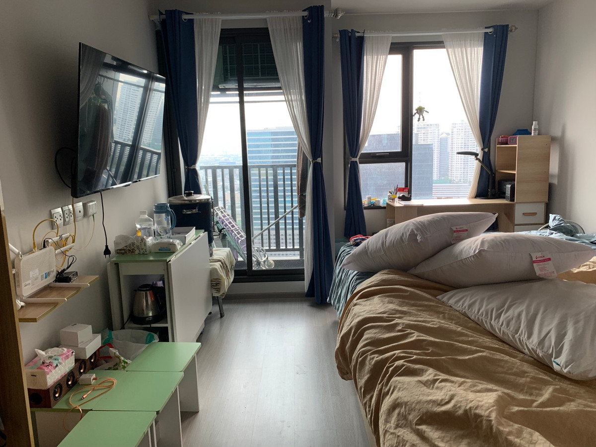 For RentCondoLadprao, Central Ladprao : 28sq m, 28th floor (studio), NEW CBD. next to central ladprao and next to BTS and subway stations. The view and swimming pool on the roof are really amazing.  Fully furnished, @Life Ladprao