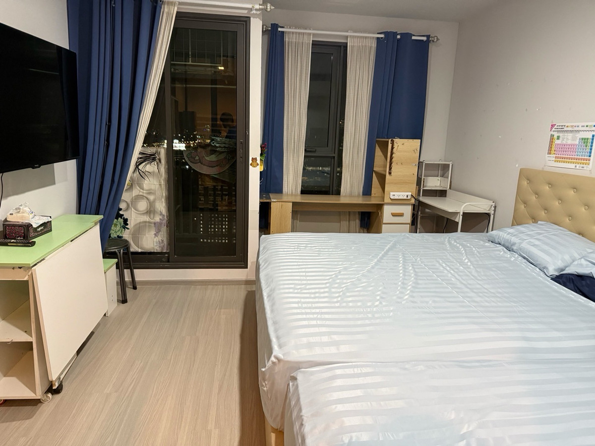 For RentCondoLadprao, Central Ladprao : 28sq m, 28th floor (studio), NEW CBD. next to central ladprao and next to BTS and subway stations. The view and swimming pool on the roof are really amazing.  Fully furnished, @Life Ladprao