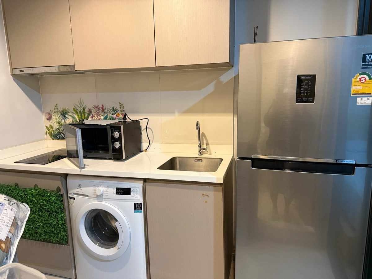 For RentCondoLadprao, Central Ladprao : 28sq m, 28th floor (studio), NEW CBD. next to central ladprao and next to BTS and subway stations. The view and swimming pool on the roof are really amazing.  Fully furnished, @Life Ladprao