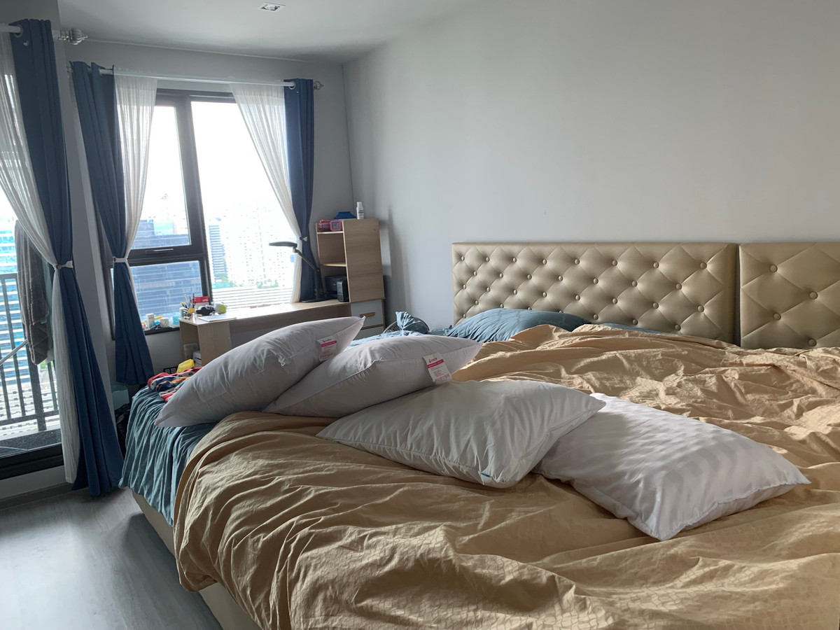 For RentCondoLadprao, Central Ladprao : 28sq m, 28th floor (studio), NEW CBD. next to central ladprao and next to BTS and subway stations. The view and swimming pool on the roof are really amazing.  Fully furnished, @Life Ladprao