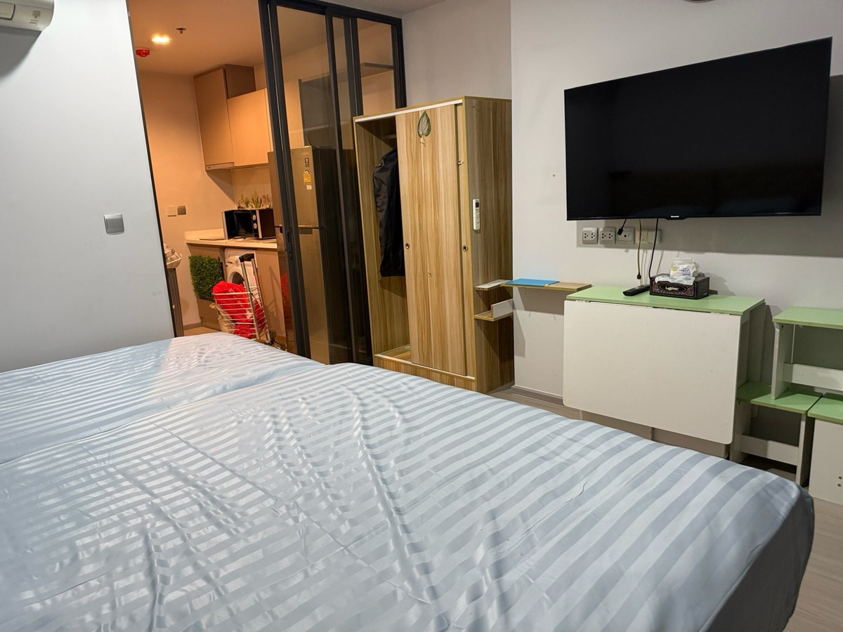 For RentCondoLadprao, Central Ladprao : 28sq m, 28th floor (studio), NEW CBD. next to central ladprao and next to BTS and subway stations. The view and swimming pool on the roof are really amazing.  Fully furnished, @Life Ladprao