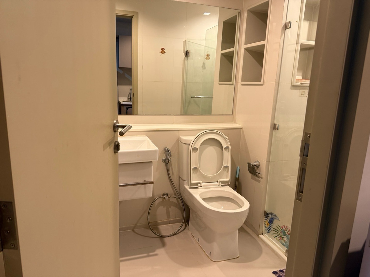 For RentCondoLadprao, Central Ladprao : 28sq m, 28th floor (studio), NEW CBD. next to central ladprao and next to BTS and subway stations. The view and swimming pool on the roof are really amazing.  Fully furnished, @Life Ladprao