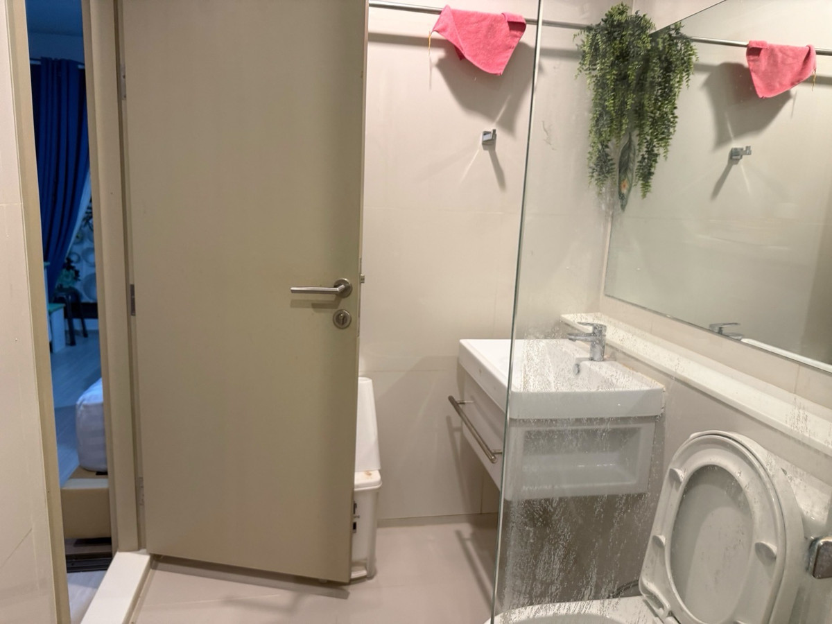 For RentCondoLadprao, Central Ladprao : 28sq m, 28th floor (studio), NEW CBD. next to central ladprao and next to BTS and subway stations. The view and swimming pool on the roof are really amazing.  Fully furnished, @Life Ladprao