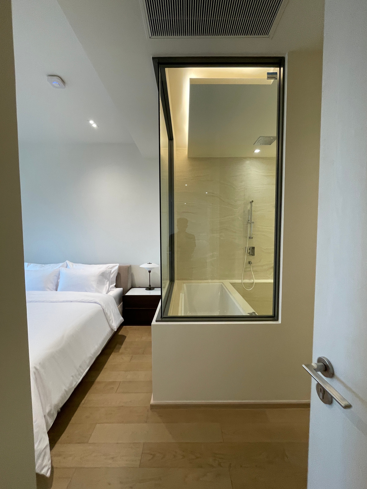 ขายคอนโดสุขุมวิท อโศก ทองหล่อ : [RARE UNIT] The Strand Thonglor – นิยามใหม่ของความหรูหราที่เงียบสงบ | 2 นอน ชั้นสูง (22) | เพียง 30 ม. จาก BTS ทองหล่อ