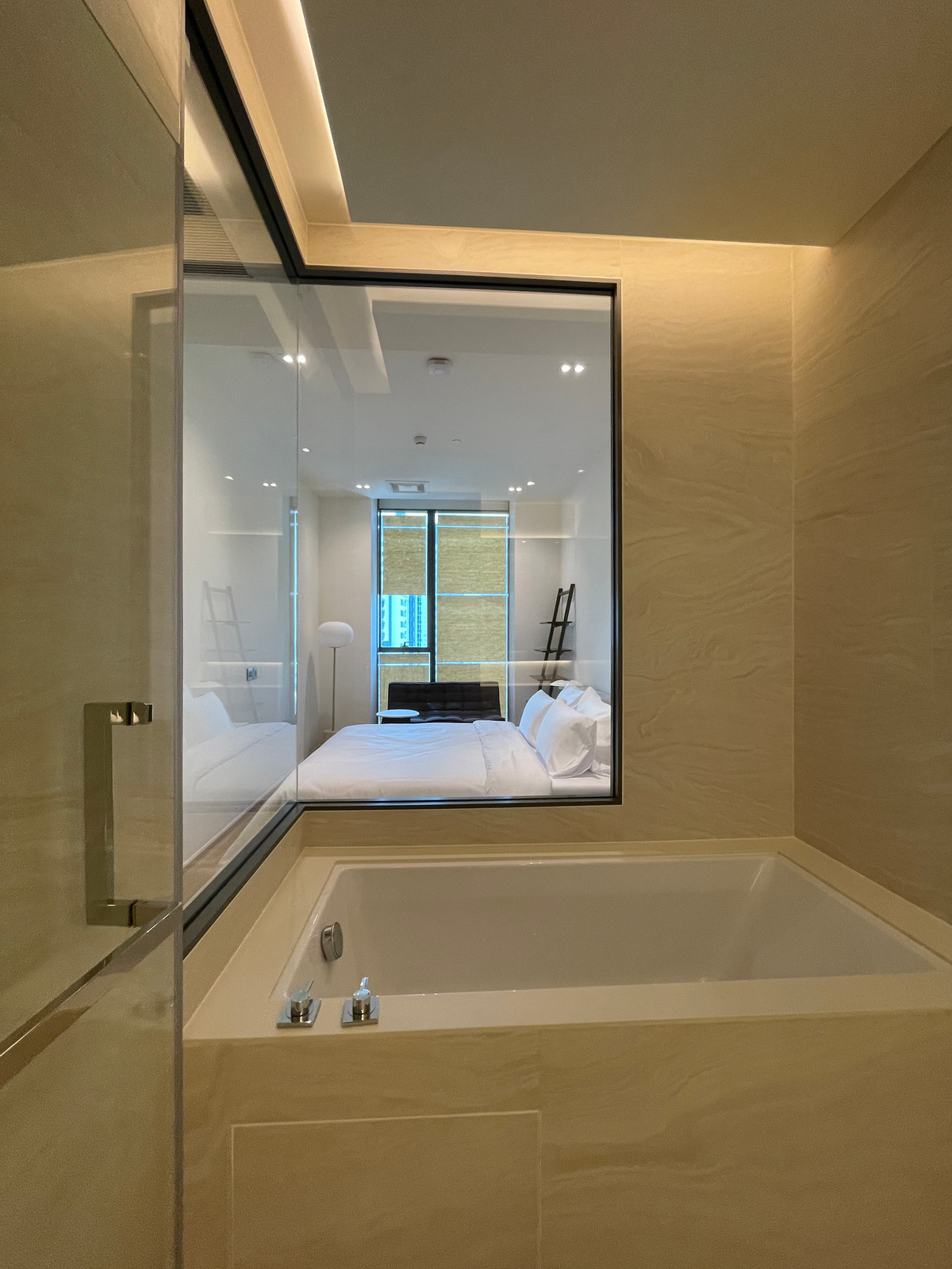 ขายคอนโดสุขุมวิท อโศก ทองหล่อ : [RARE UNIT] The Strand Thonglor – นิยามใหม่ของความหรูหราที่เงียบสงบ | 2 นอน ชั้นสูง (22) | เพียง 30 ม. จาก BTS ทองหล่อ