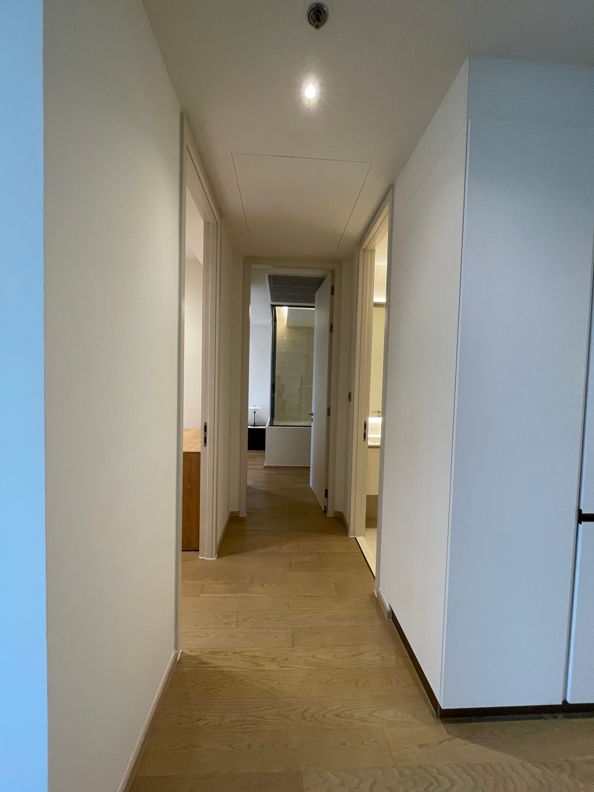 ขายคอนโดสุขุมวิท อโศก ทองหล่อ : [RARE UNIT] The Strand Thonglor – นิยามใหม่ของความหรูหราที่เงียบสงบ | 2 นอน ชั้นสูง (22) | เพียง 30 ม. จาก BTS ทองหล่อ