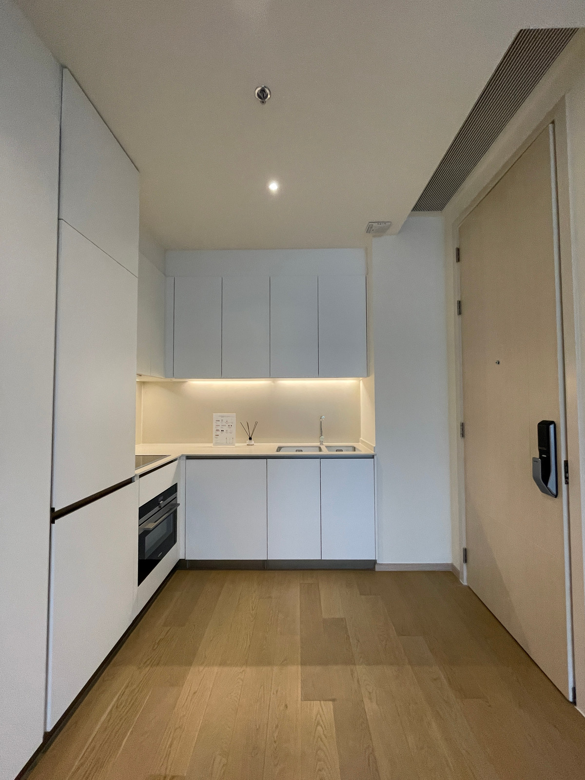 ขายคอนโดสุขุมวิท อโศก ทองหล่อ : [RARE UNIT] The Strand Thonglor – นิยามใหม่ของความหรูหราที่เงียบสงบ | 2 นอน ชั้นสูง (22) | เพียง 30 ม. จาก BTS ทองหล่อ