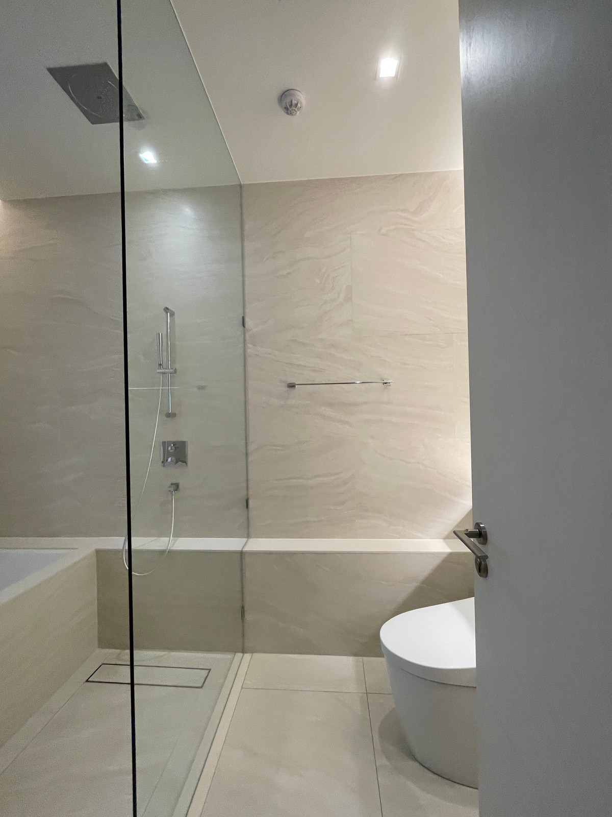 ขายคอนโดสุขุมวิท อโศก ทองหล่อ : [RARE UNIT] The Strand Thonglor – นิยามใหม่ของความหรูหราที่เงียบสงบ | 2 นอน ชั้นสูง (22) | เพียง 30 ม. จาก BTS ทองหล่อ