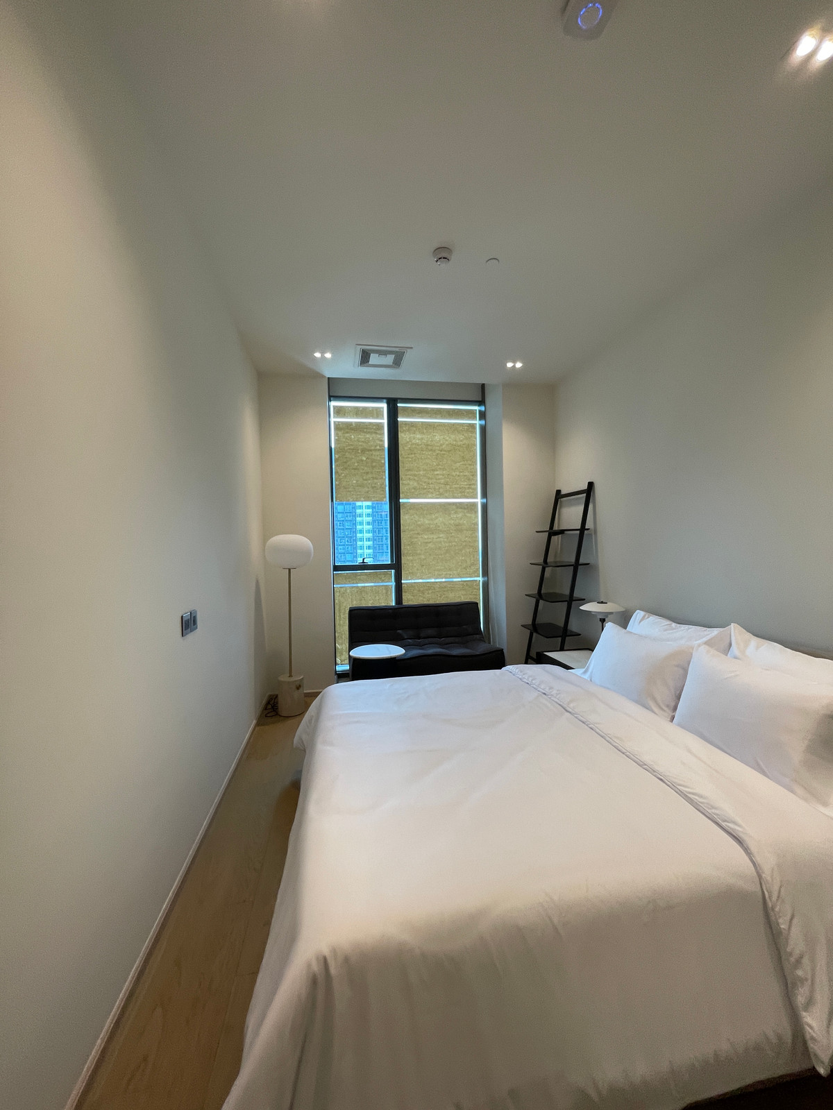 ขายคอนโดสุขุมวิท อโศก ทองหล่อ : [RARE UNIT] The Strand Thonglor – นิยามใหม่ของความหรูหราที่เงียบสงบ | 2 นอน ชั้นสูง (22) | เพียง 30 ม. จาก BTS ทองหล่อ