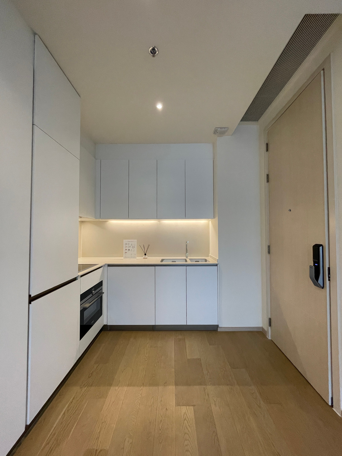 ขายคอนโดสุขุมวิท อโศก ทองหล่อ : [RARE UNIT] The Strand Thonglor – นิยามใหม่ของความหรูหราที่เงียบสงบ | 2 นอน ชั้นสูง (22) | เพียง 30 ม. จาก BTS ทองหล่อ