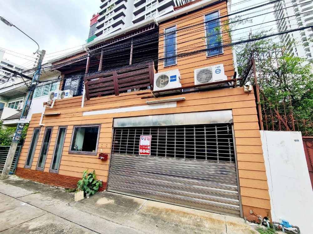 For SaleTownhomeSukhumvit, Asoke, Thonglor : Townhome for sale Thonglor 33 sqw.2 minutes walk from the entrance 25 Million Baht Call/Line 0956944642