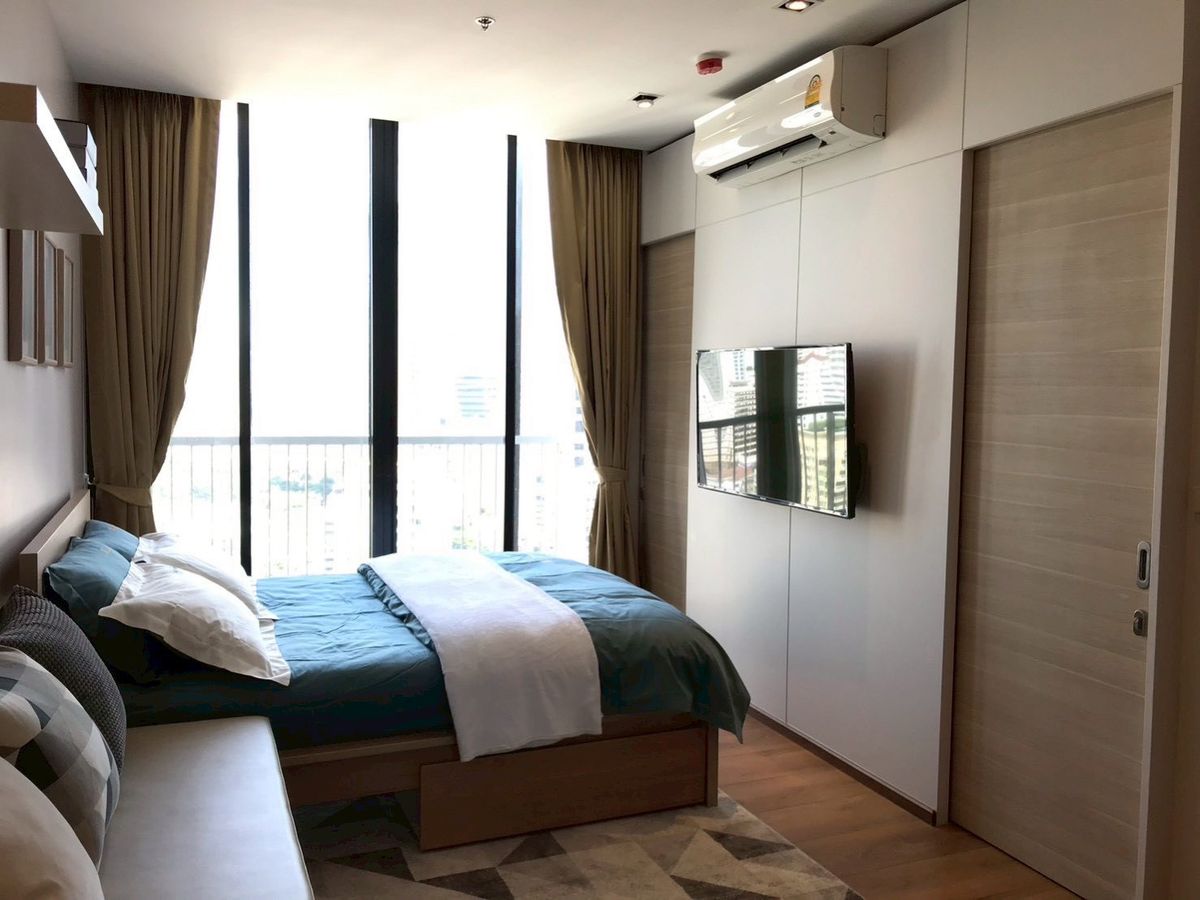 ให้เช่าคอนโดสุขุมวิท อโศก ทองหล่อ : Park Origin Phrom Phong (Park24): 29 Sqm ชั้น 28 ( studio )★ เฟอร์นิเจอร์ครบครัน ตู้เก็บของเยอะ★มีรถรับส่งemporium★สวนใหญ่มาก★ห้องสวยเรียบร้อย★
