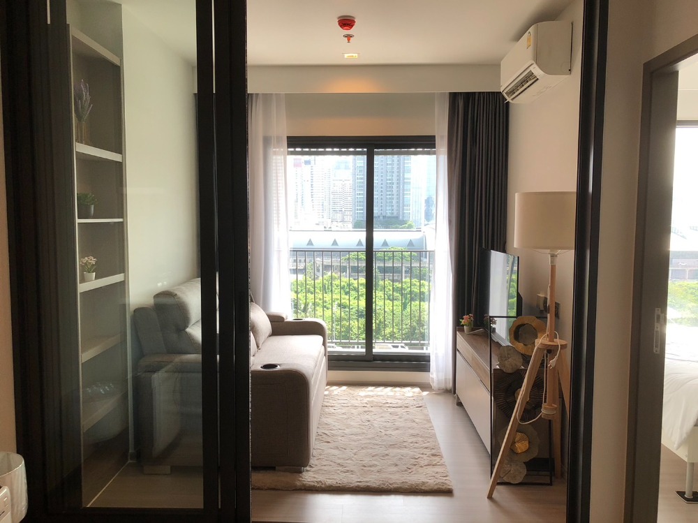 For RentCondoRama9, Petchburi, RCA : (for rent) Life Asoke Hype near MRT Rama 9 300 meters.
