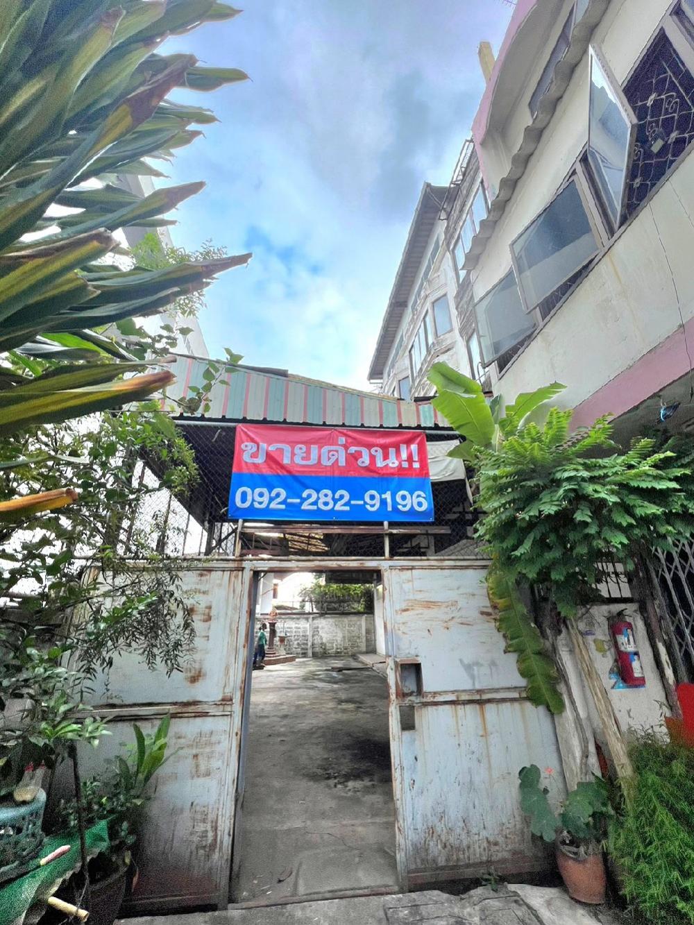 For SaleShop HouseThaphra, Talat Phlu, Wutthakat : Commercial building for sale, 4 units (dormitory), very good location, near Tha Phra intersection. 100 meters from the BTS, opposite Condo The Privacy. If interested, call: 0922829196
