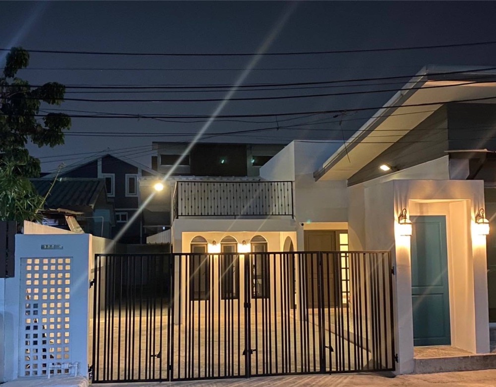 ให้เช่าบ้านปทุมธานี รังสิต ธรรมศาสตร์ : รีโนเวทใหม่ทั้งหลัง บ้านเดี่ยว ชั้นเดียว บ้านสวยตรงปกใกล้สถานีรถไฟฟ้าสายสีเขียว สถานี คูคต 3.9 Km หรือสถานีแยกคปอ 3.1 km  ห่างจากสนามกีฬาธูปะเตมีย์ เพียง 2.2 Km. ห่างจากสนามบินดอนเมือง 6.9 Km.