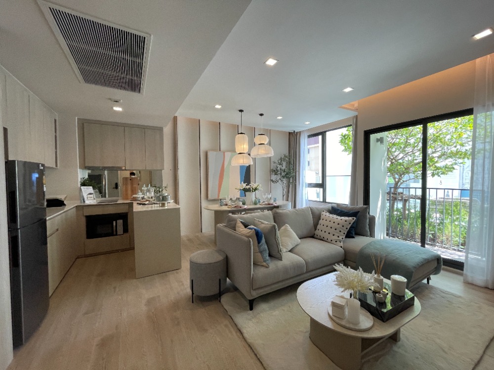 For SaleCondoWongwianyai, Charoennakor : Condo for sale, Reference Sathorn - Wongwian Yai, 44th floor, usable area 70.08 sq m, 2 bedrooms, 2 bathrooms, large room, beautiful view. Convenient transportation near BTS Wongwian Yai station, only 130 m. and The Mall Tha Phra / ICONSIAM / King Power M