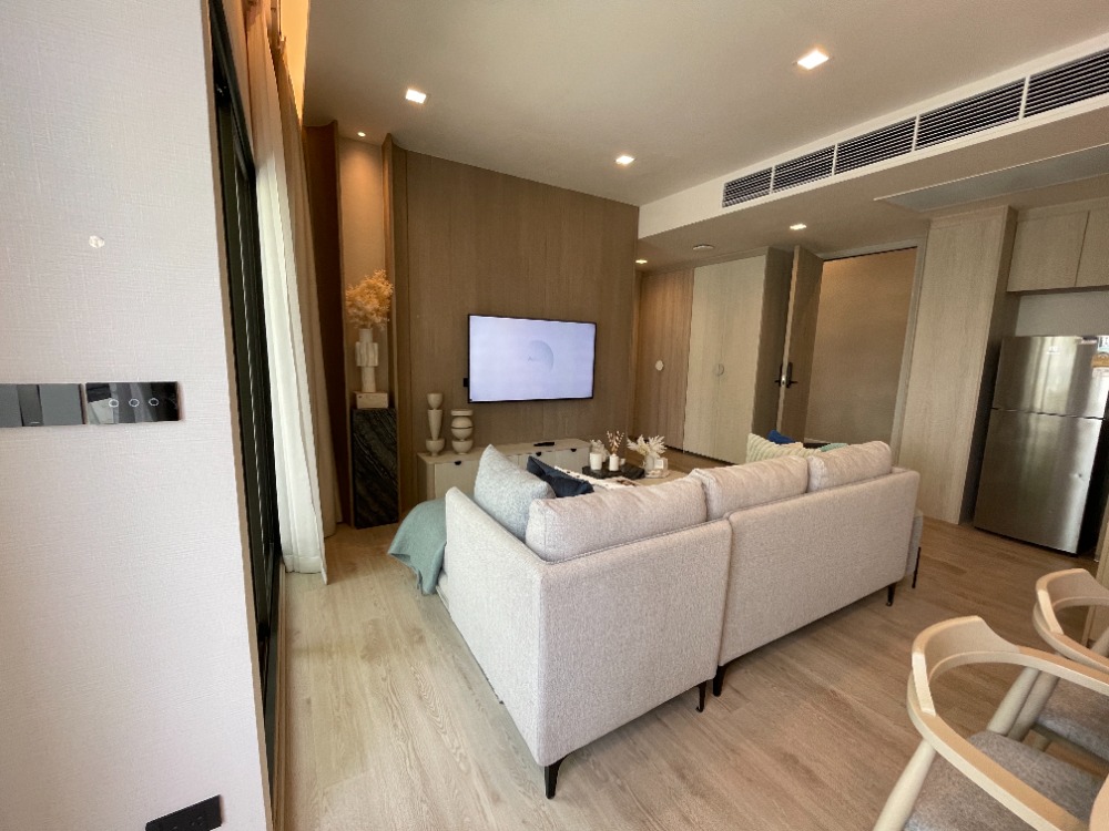 For SaleCondoWongwianyai, Charoennakor : Condo for sale, Reference Sathorn - Wongwian Yai, 44th floor, usable area 70.08 sq m, 2 bedrooms, 2 bathrooms, large room, beautiful view. Convenient transportation near BTS Wongwian Yai station, only 130 m. and The Mall Tha Phra / ICONSIAM / King Power M