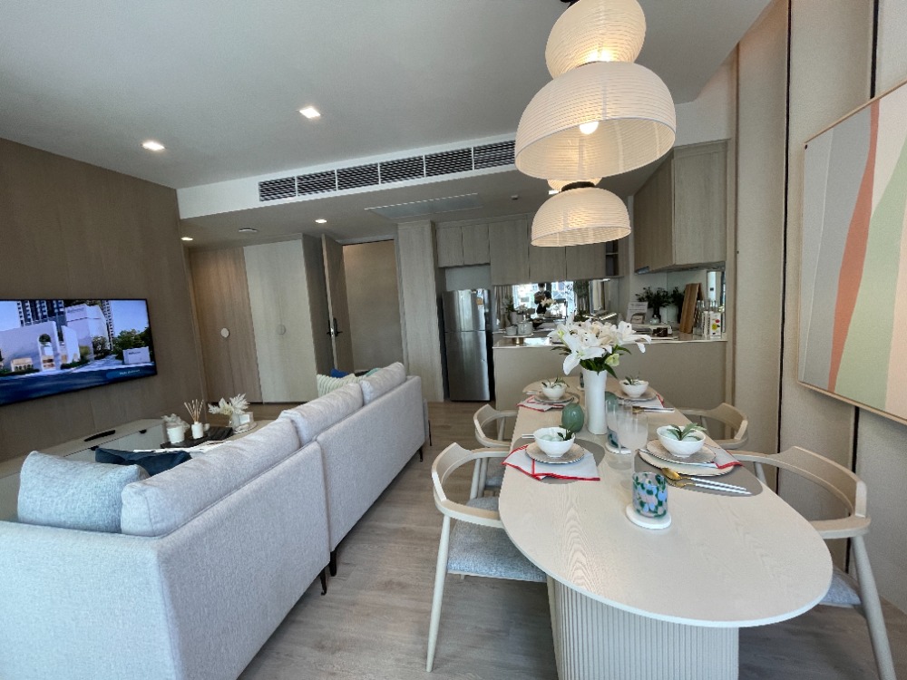 For SaleCondoWongwianyai, Charoennakor : Condo for sale, Reference Sathorn - Wongwian Yai, 44th floor, usable area 70.08 sq m, 2 bedrooms, 2 bathrooms, large room, beautiful view. Convenient transportation near BTS Wongwian Yai station, only 130 m. and The Mall Tha Phra / ICONSIAM / King Power M
