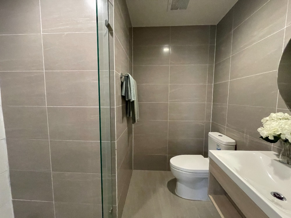 For SaleCondoWongwianyai, Charoennakor : Condo for sale, Reference Sathorn - Wongwian Yai, 44th floor, usable area 70.08 sq m, 2 bedrooms, 2 bathrooms, large room, beautiful view. Convenient transportation near BTS Wongwian Yai station, only 130 m. and The Mall Tha Phra / ICONSIAM / King Power M