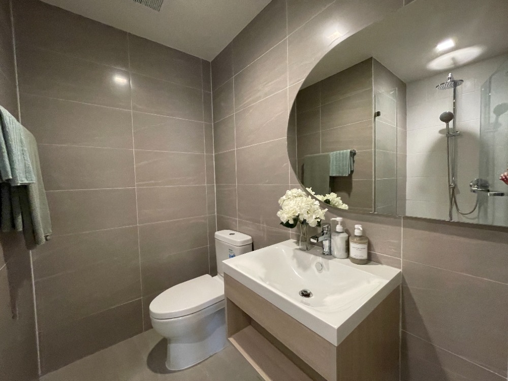 For SaleCondoWongwianyai, Charoennakor : Condo for sale, Reference Sathorn - Wongwian Yai, 44th floor, usable area 70.08 sq m, 2 bedrooms, 2 bathrooms, large room, beautiful view. Convenient transportation near BTS Wongwian Yai station, only 130 m. and The Mall Tha Phra / ICONSIAM / King Power M