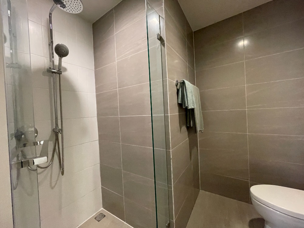 For SaleCondoWongwianyai, Charoennakor : Condo for sale, Reference Sathorn - Wongwian Yai, 44th floor, usable area 70.08 sq m, 2 bedrooms, 2 bathrooms, large room, beautiful view. Convenient transportation near BTS Wongwian Yai station, only 130 m. and The Mall Tha Phra / ICONSIAM / King Power M