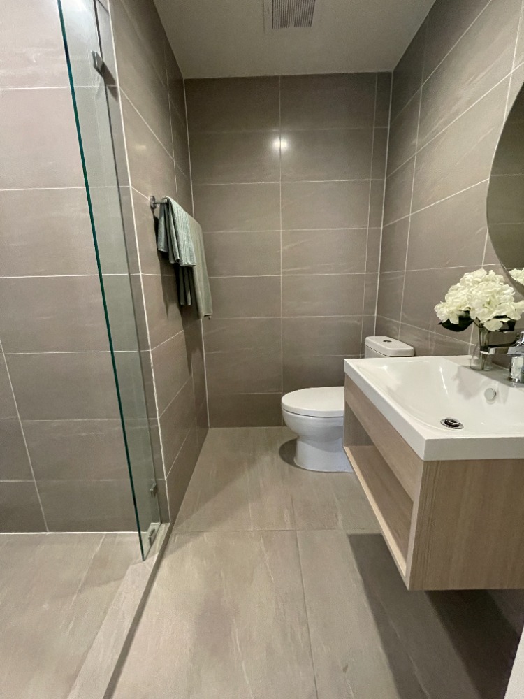 For SaleCondoWongwianyai, Charoennakor : Condo for sale, Reference Sathorn - Wongwian Yai, 44th floor, usable area 70.08 sq m, 2 bedrooms, 2 bathrooms, large room, beautiful view. Convenient transportation near BTS Wongwian Yai station, only 130 m. and The Mall Tha Phra / ICONSIAM / King Power M