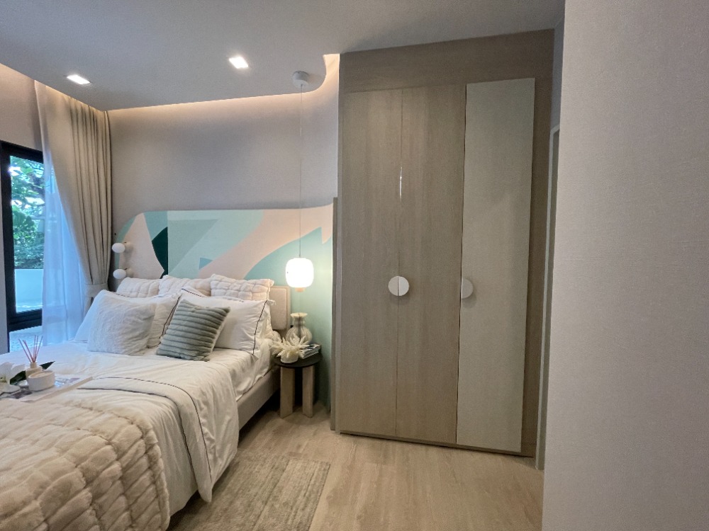 For SaleCondoWongwianyai, Charoennakor : Condo for sale, Reference Sathorn - Wongwian Yai, 44th floor, usable area 70.08 sq m, 2 bedrooms, 2 bathrooms, large room, beautiful view. Convenient transportation near BTS Wongwian Yai station, only 130 m. and The Mall Tha Phra / ICONSIAM / King Power M
