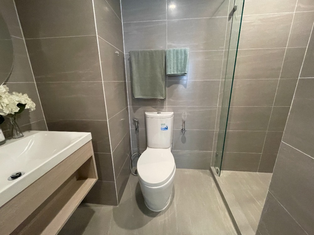 For SaleCondoWongwianyai, Charoennakor : Condo for sale, Reference Sathorn - Wongwian Yai, 44th floor, usable area 70.08 sq m, 2 bedrooms, 2 bathrooms, large room, beautiful view. Convenient transportation near BTS Wongwian Yai station, only 130 m. and The Mall Tha Phra / ICONSIAM / King Power M