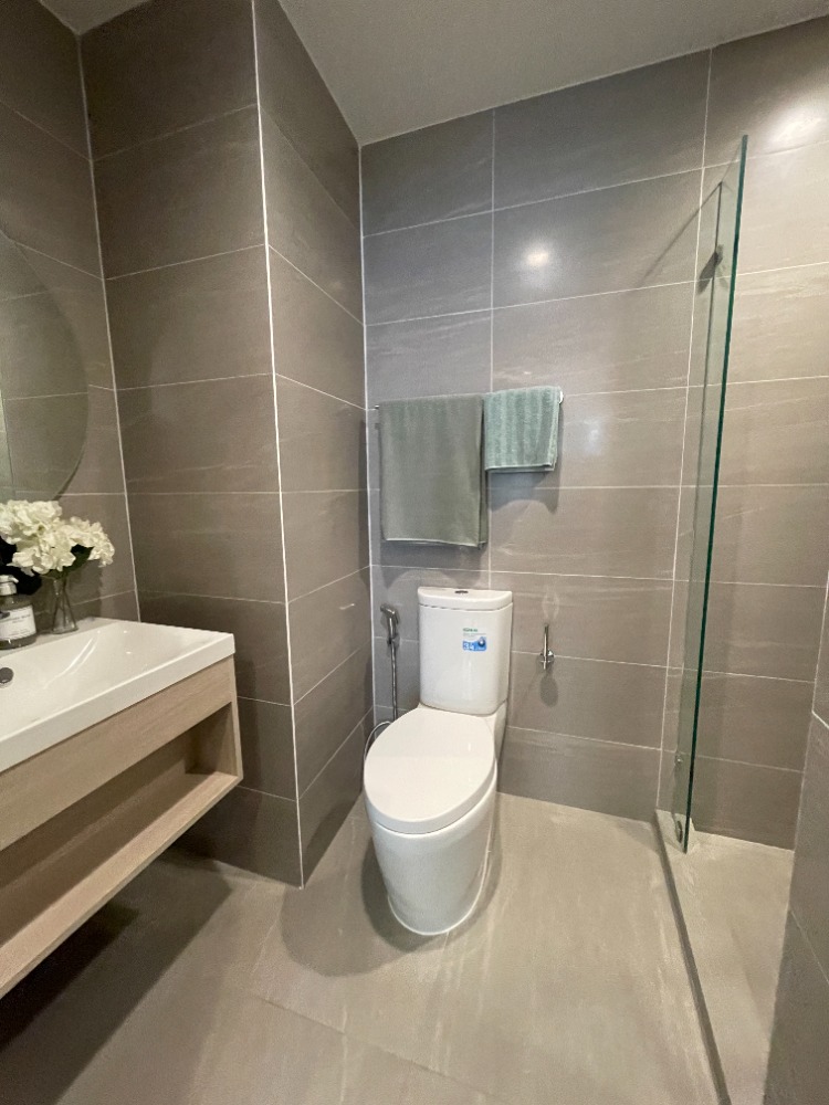 For SaleCondoWongwianyai, Charoennakor : Condo for sale, Reference Sathorn - Wongwian Yai, 44th floor, usable area 70.08 sq m, 2 bedrooms, 2 bathrooms, large room, beautiful view. Convenient transportation near BTS Wongwian Yai station, only 130 m. and The Mall Tha Phra / ICONSIAM / King Power M