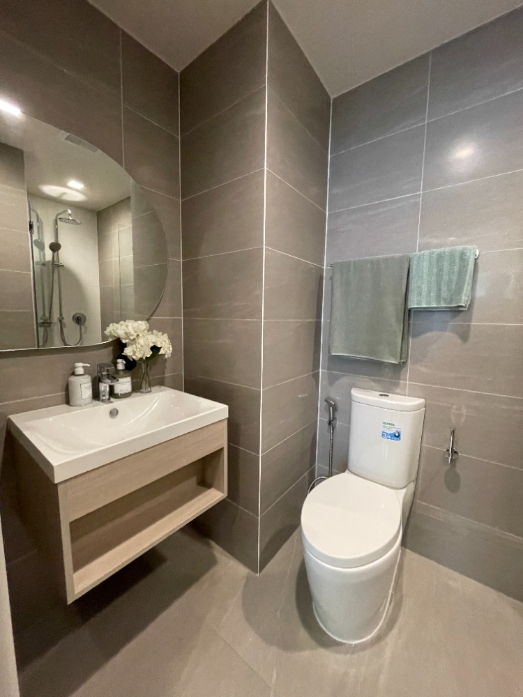 For SaleCondoWongwianyai, Charoennakor : Condo for sale, Reference Sathorn - Wongwian Yai, 44th floor, usable area 70.08 sq m, 2 bedrooms, 2 bathrooms, large room, beautiful view. Convenient transportation near BTS Wongwian Yai station, only 130 m. and The Mall Tha Phra / ICONSIAM / King Power M