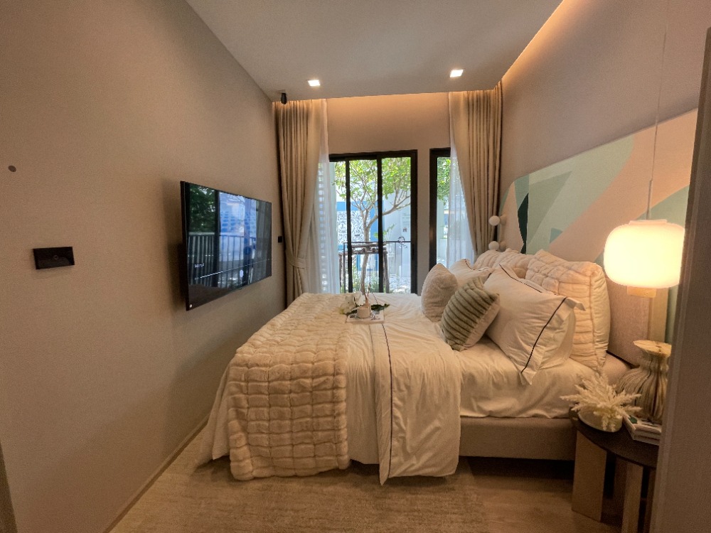 For SaleCondoWongwianyai, Charoennakor : Condo for sale, Reference Sathorn - Wongwian Yai, 44th floor, usable area 70.08 sq m, 2 bedrooms, 2 bathrooms, large room, beautiful view. Convenient transportation near BTS Wongwian Yai station, only 130 m. and The Mall Tha Phra / ICONSIAM / King Power M