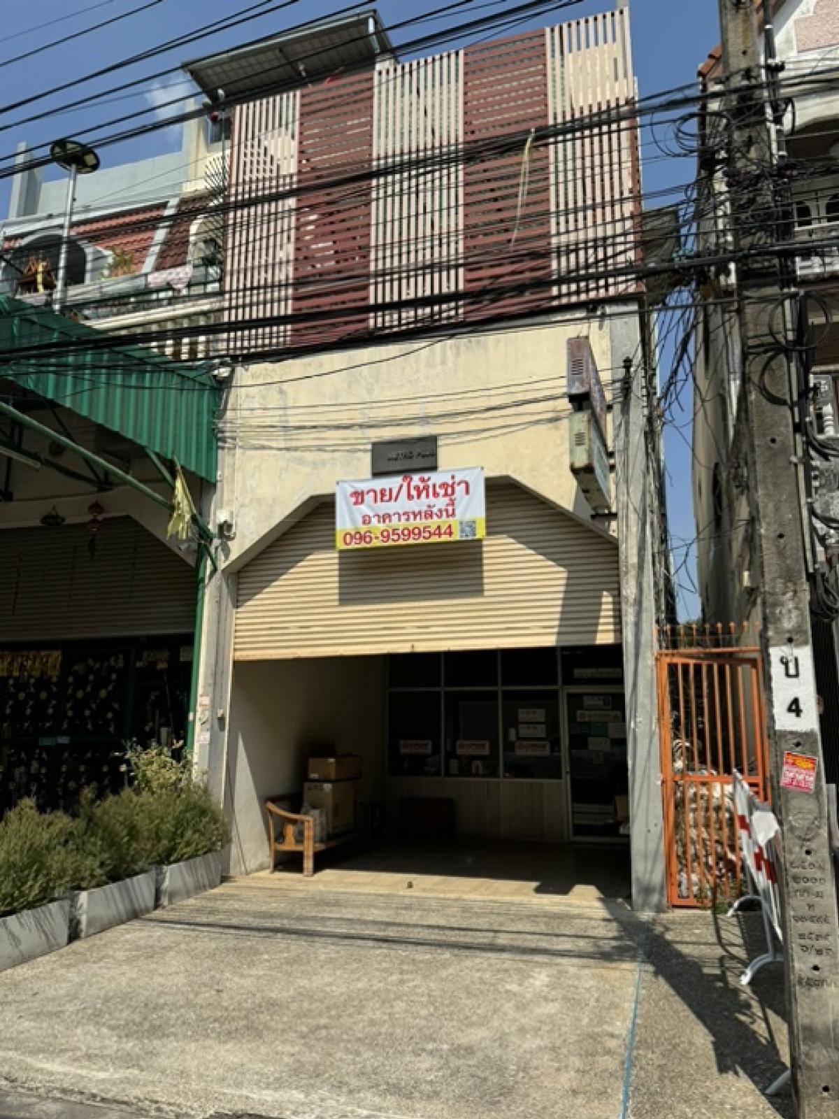 For SaleShop HouseBangna, Bearing, Lasalle : Commercial building for sale, Soi Lasalle 24, size 36 sq m, 3 floors high + mezzanine + rooftop. Near the Bearing BTS Can penetrate the bearing