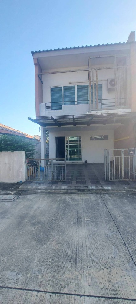 For SaleTownhomePathum Thani,Rangsit, Thammasat : Townhouse for sale, corner unit, The Trust Town, Wongwaen - Lam Luk Ka, 3 bedrooms, 2 bathrooms