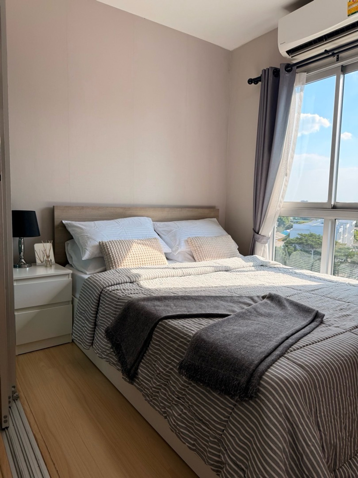 ให้เช่าคอนโดแจ้งวัฒนะ เมืองทอง : ให้เช่า คอนโด Plum Condo แจ้งวัฒนะ ขนาด 23 ตร.ม. ตกแต่งพร้อมอยู่เฟส 3 อาคาร B ชั้น 8 หันหน้าทางทิศใต้ ไม่ร้อน อยู่ไม่ไกลจากเซเว่น  ติดรถไฟฟ้าสายสีชมพูที่จะผ่านหน้าถนนแจ้งวัฒนะ อยู่กึ่งกลางระหว่างรถไฟฟ้าสายสีแดงเข้ม และรถไฟฟ้าสายสีเขียว