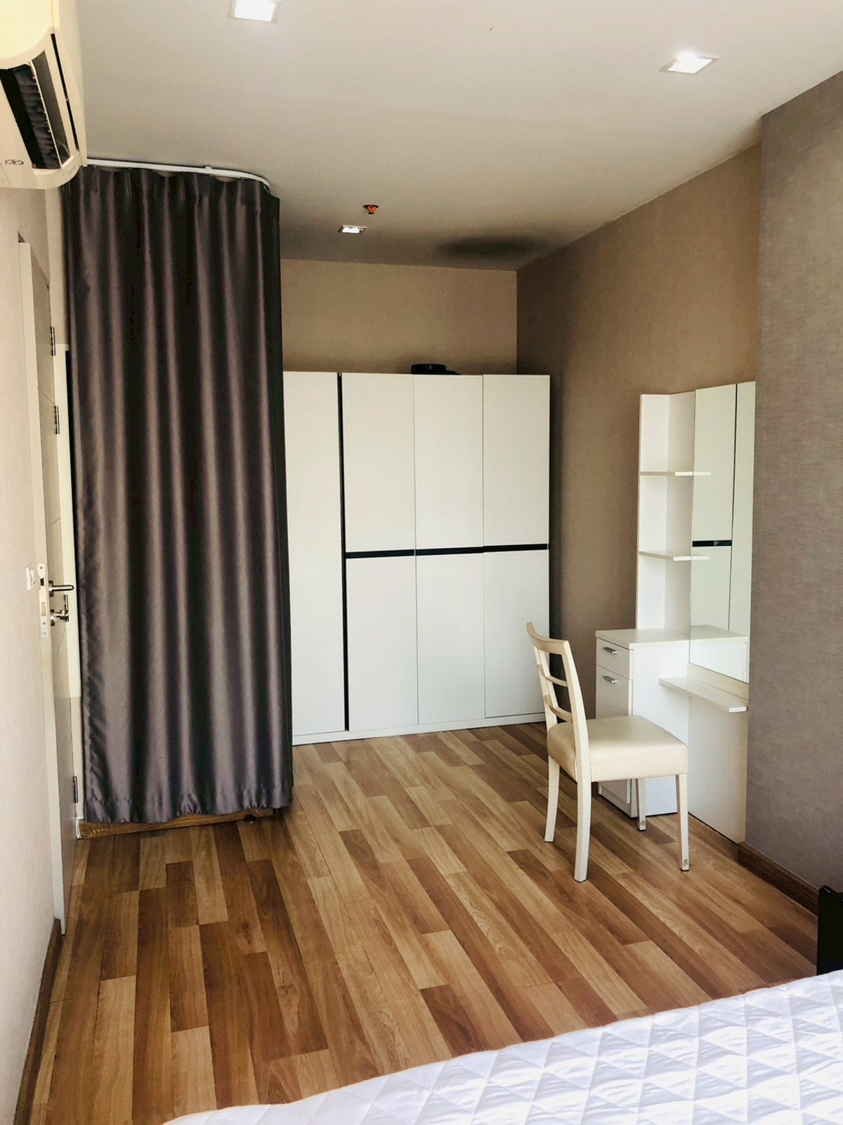 ให้เช่าคอนโดราชเทวี พญาไท : ★ Ideo Verve Ratchaprarop ★ 50 ตรม.,ชั้น 12 (2 ห้องนอน 1 ห้องน้ำ), ★ใกล้  Bts พญาไท , แอร์พอตลิ้ง ราชปรารภ ★ใกล้ห้างและแหล่งช้อปปิ้งมากมาย  ★ เครื่องใช้ไฟฟ้าครบครัน★