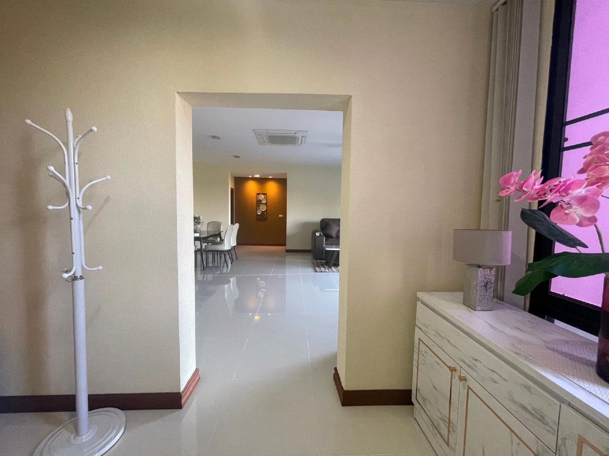 ขายคอนโดชะอำ เพชรบุรี : “ขายหรือเช่า! คอนโดตบแต่งใหม่ 2 ห้องนอน 130 ตรม. ทำเลดี อยู่ในสนามกอล์ฟปาล์มฮิลส์ ใกล้หัวหิน-ชะอำ“ ขายถูกกว่าต้นทุนลดเหลือ 5 ล้าน