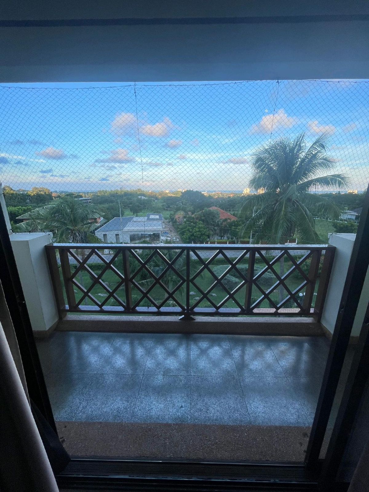 ขายคอนโดชะอำ เพชรบุรี : “ขายหรือเช่า! คอนโดตบแต่งใหม่ 2 ห้องนอน 130 ตรม. ทำเลดี อยู่ในสนามกอล์ฟปาล์มฮิลส์ ใกล้หัวหิน-ชะอำ“ ขายถูกกว่าต้นทุนลดเหลือ 5 ล้าน