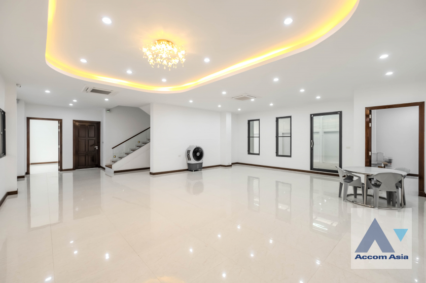 For RentHouseSukhumvit, Asoke, Thonglor : 🔼AccomA🔽 Home Office, Newly renovated, Huge Terrace 4 Beds House for Rent in Sukhumvit, BTS Phra khanong