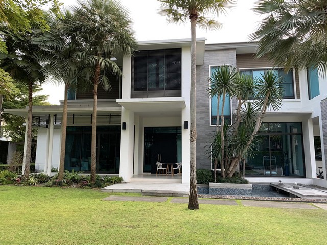 For SaleHouseNonthaburi, Bang Yai, Bangbuathong : 2-storey detached house for sale with swimming pool, 400 sq m, 5 bedrooms, Ladawan Rattanathibet project. With furniture Next to MRT Bang Rak Noi Tha It Next to the main road Rattanathibet, Baan Ladawan Rattanathibet.