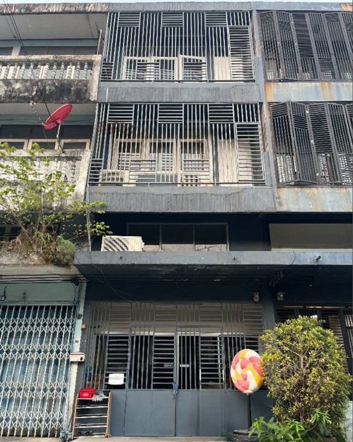 For RentShop HouseRathburana, Suksawat : Commercial building for rent near Big C Suksawat, only 3 minutes.