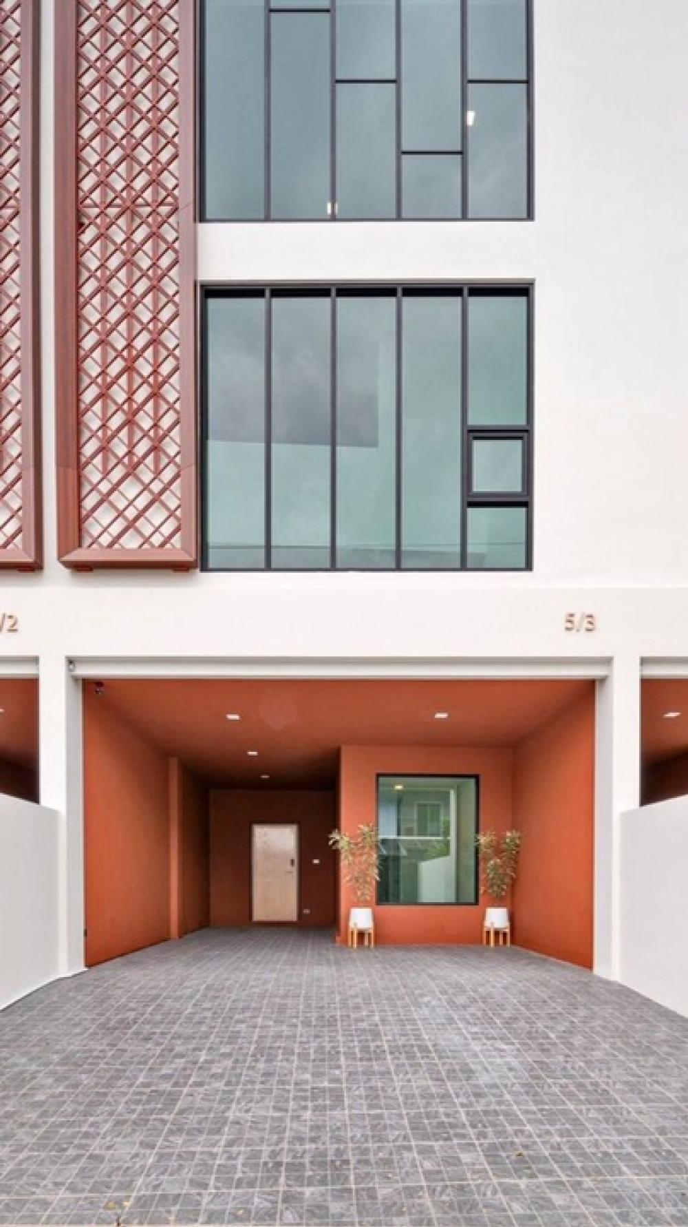 For RentHome OfficeYothinpattana,CDC : Home office for rent, Ekkamai - Ramindra, luxurious office, 6 meter high ceiling, supports EV Charger | Suitable for home office | Live selling products | Sell online | Teaching Pilates, teaching yoga (parking for 3 cars)