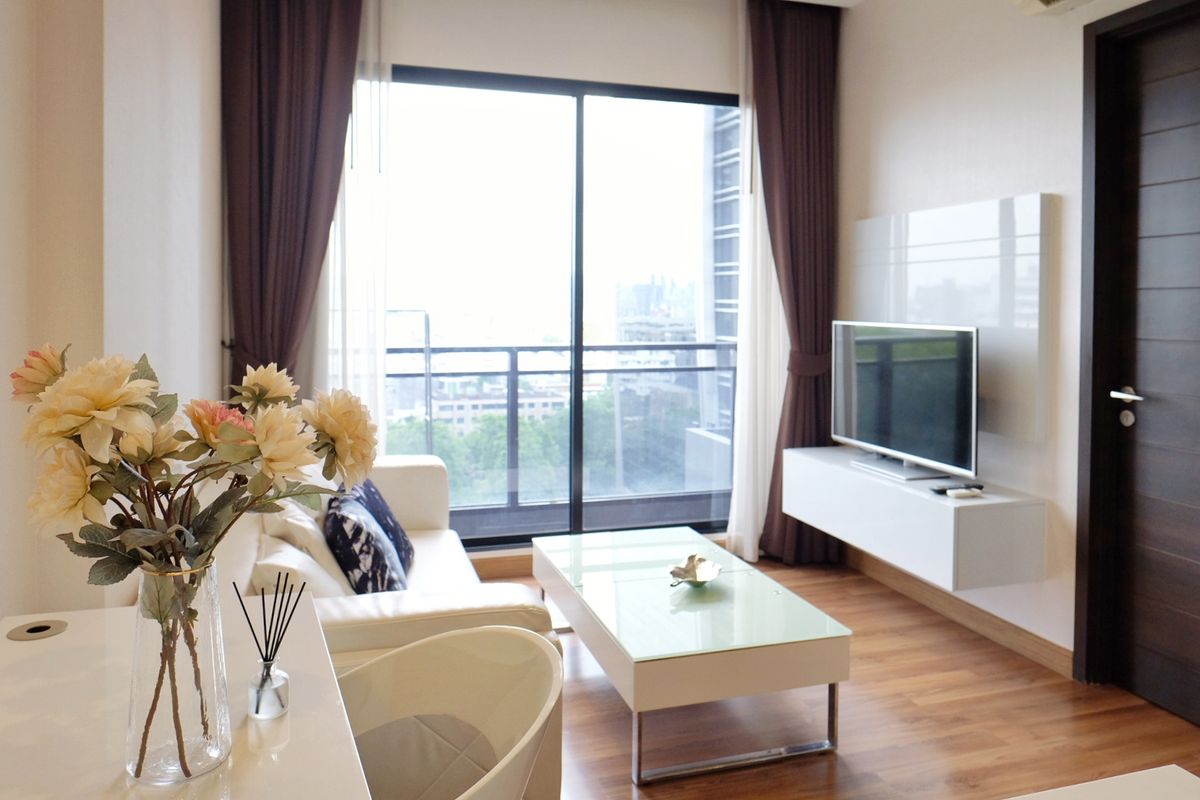 For RentCondoRatchadapisek, Huaikwang, Suttisan : Ivy Ampio Luxury Condominium – Ready to move in, fully furnished and equipped with electrical appliances. Conveniently located near MRT Cultural Center, Central Rama 9, Esplanade, and Jodd Fairs Ratchada. No.250985