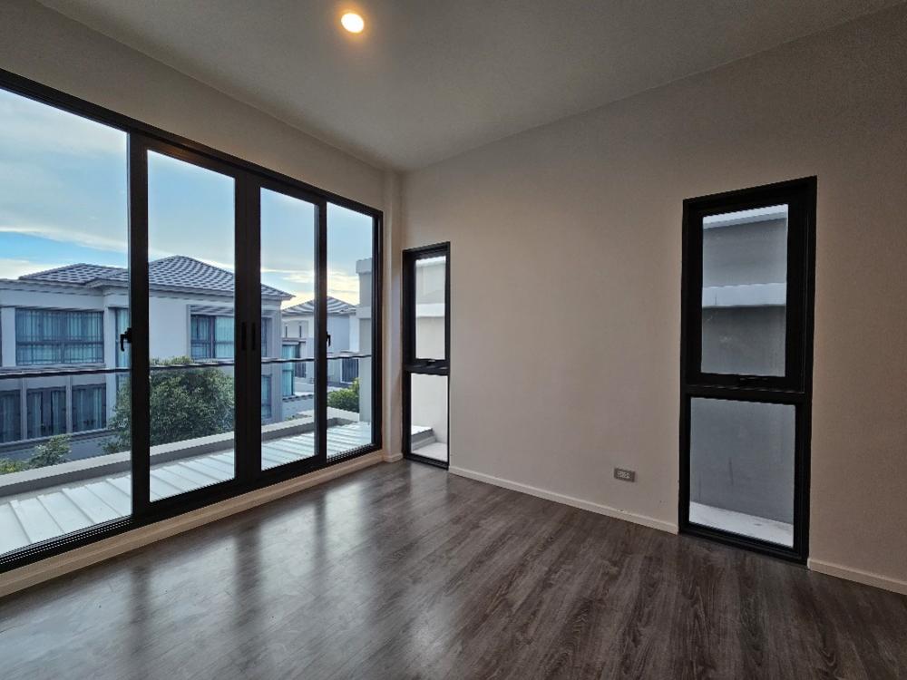 For SalePattanakan, Srinakarin : 🎉Selling a luxury 3-storey house, THE SONNE Srinakarin – Bangna project (The Sonne Srinakarin – Bangna), fully furnished, built-in, ready to move in, Soi Ton, no electric poles, south facing.