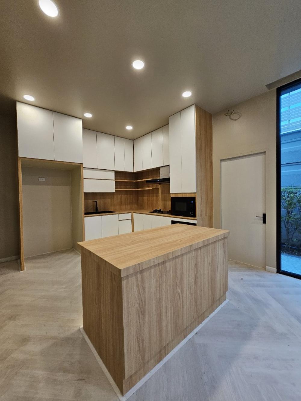 For SalePattanakan, Srinakarin : 🎉Selling a luxury 3-storey house, THE SONNE Srinakarin – Bangna project (The Sonne Srinakarin – Bangna), fully furnished, built-in, ready to move in, Soi Ton, no electric poles, south facing.