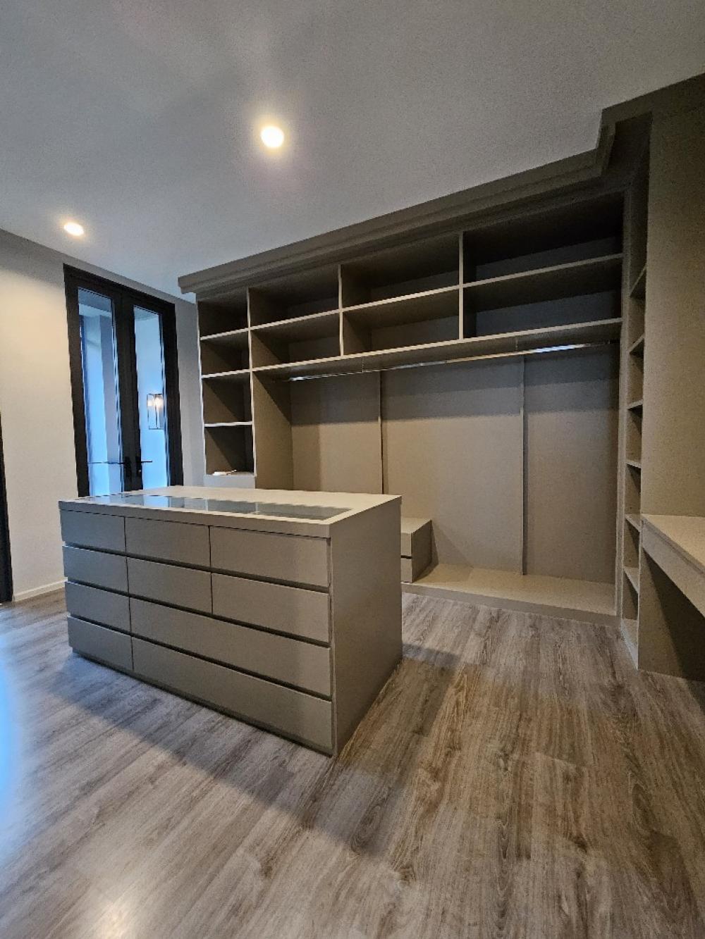 For SalePattanakan, Srinakarin : 🎉Selling a luxury 3-storey house, THE SONNE Srinakarin – Bangna project (The Sonne Srinakarin – Bangna), fully furnished, built-in, ready to move in, Soi Ton, no electric poles, south facing.